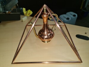 BSA Concept — pyramide Khéops en tube cuivre avec graines