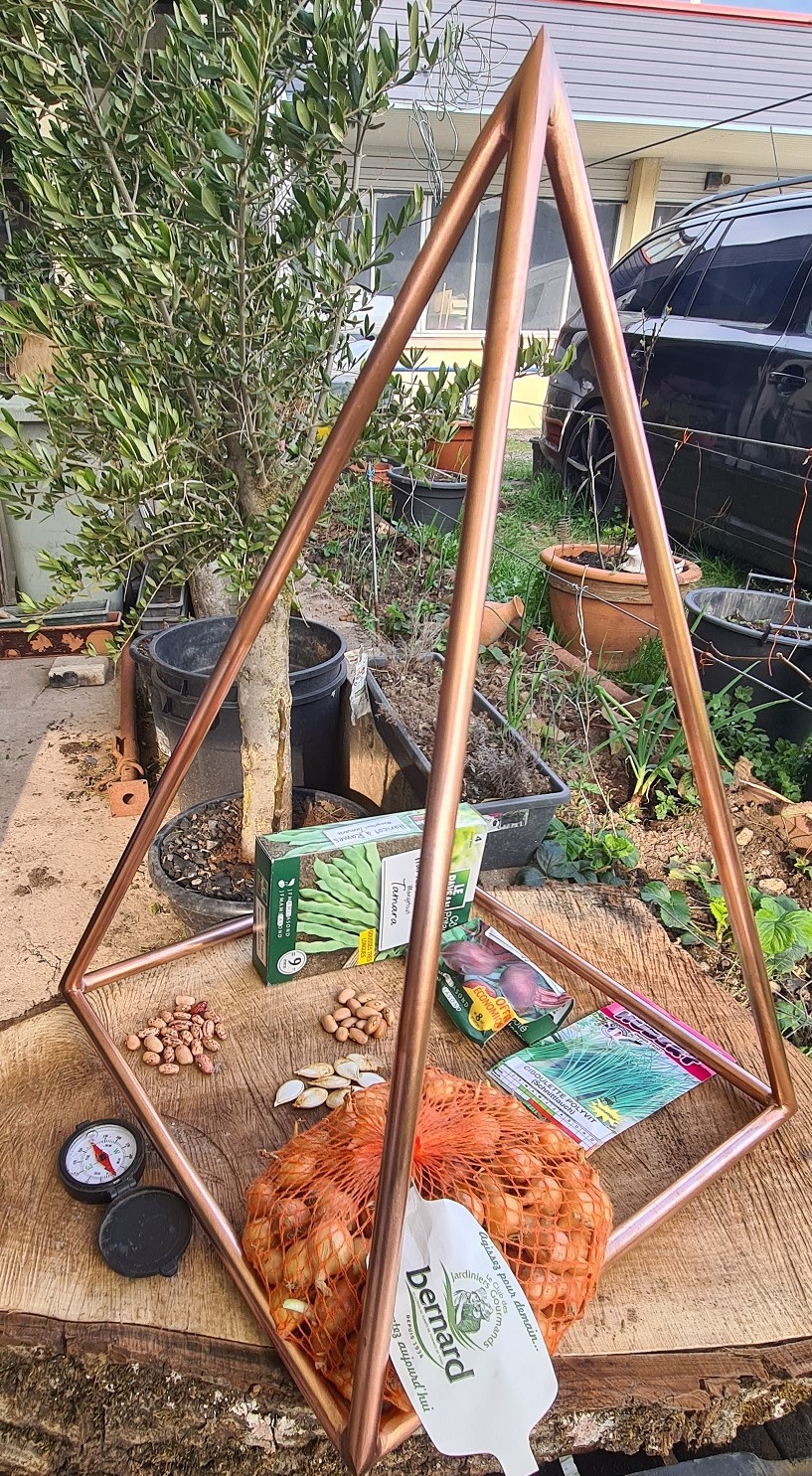 BSA Concept — pyramide nubienne solide en tube cuivre